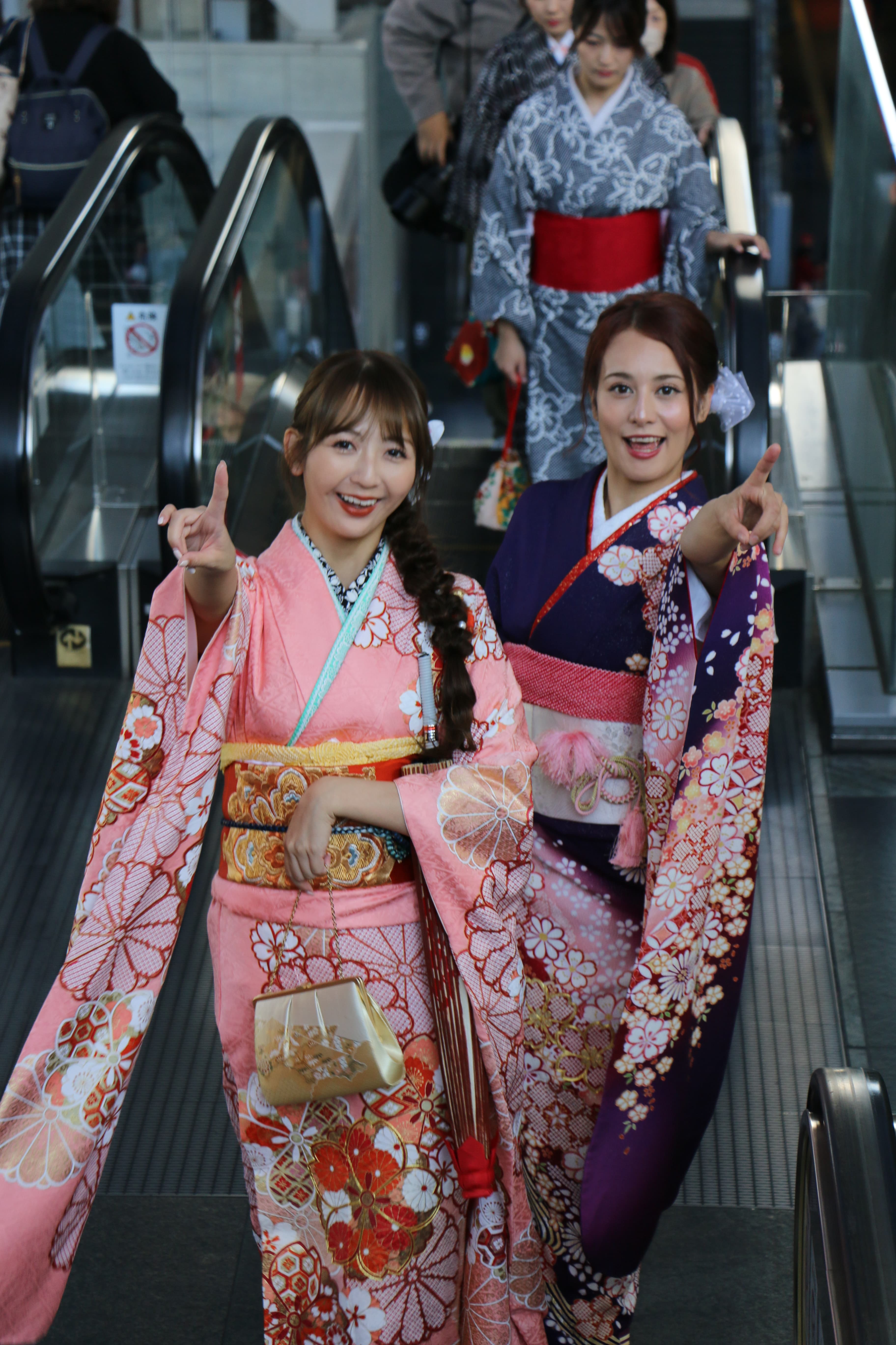 Two ladies in kimono at a Kyoto temple